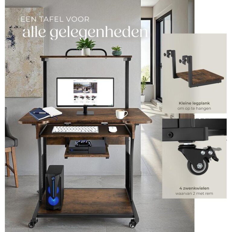 Een houten bureau met een computer, toetsenbord en een kleine legplank, geplaatst in een moderne woonkamer met veel natuurlijk licht. De afbeelding toont ook details van de bureau-accessoires, waaronder een gamingconsole en een koffiemok.
