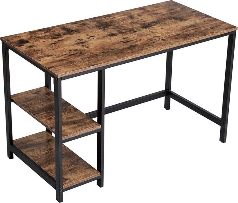 Een houten bureau met een rustieke afwerking en een zwart metalen frame. Het bureau heeft drie open planken aan de zijkant voor extra opbergruimte.