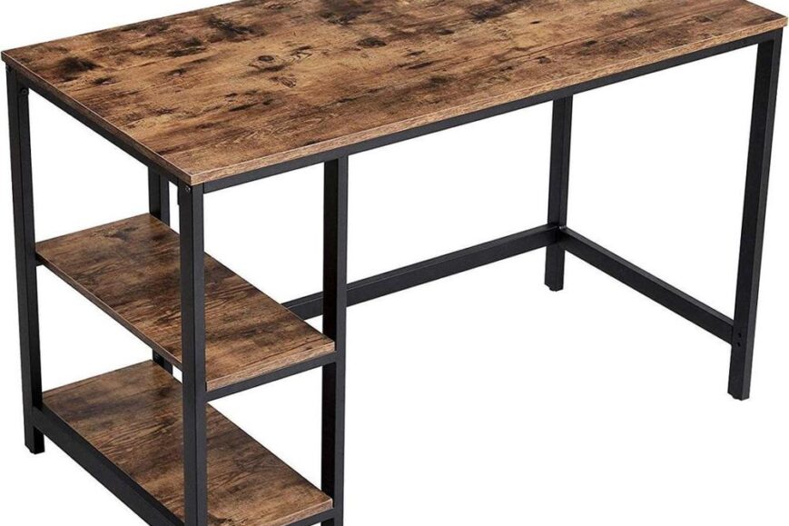 Een houten bureau met een rustieke afwerking en een zwart metalen frame. Het bureau heeft drie open planken aan de zijkant voor extra opbergruimte.
