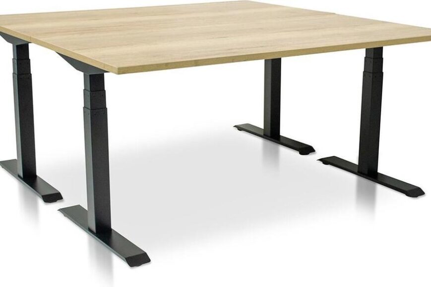 Een modern bureau met een strak, houten blad en stevige zwarte metalen poten. Het bureau is ontworpen voor een eigentijdse werkruimte en biedt een veelzijdige en duurzame oplossing voor thuis of op kantoor.