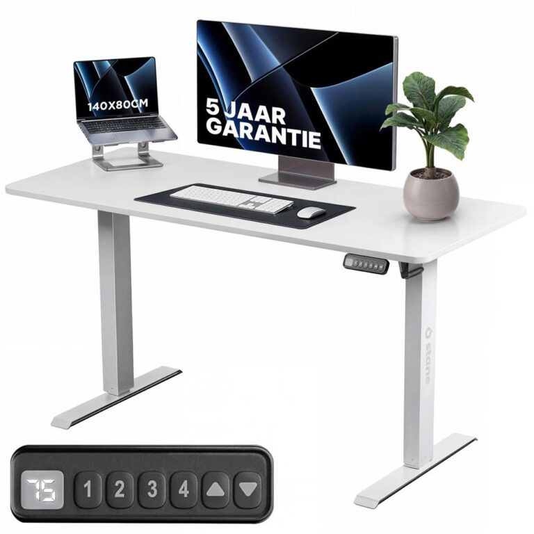 Moderne bureau met een wit tafelblad, een verstelbare hoogte, en een laptop en monitor erop geplaatst. Naast het bureau bevindt zich een kleine plant en een bedieningspaneel voor het aanpassen van de hoogte.