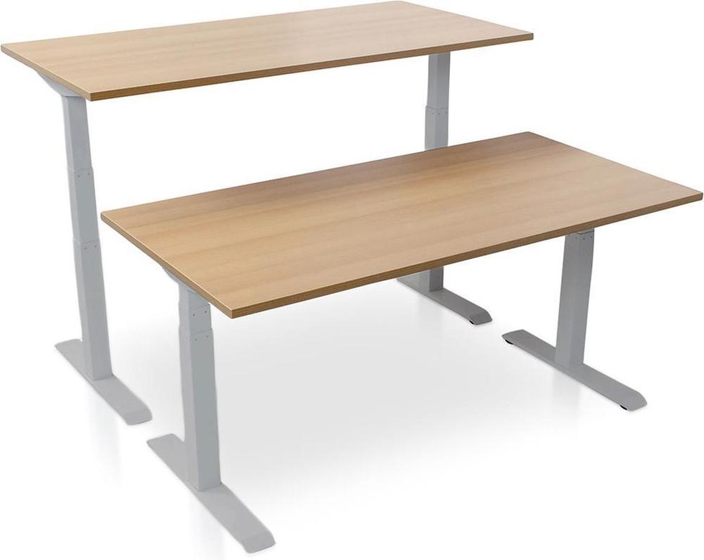 Afbeelding van een set van twee moderne bureaus met een licht houten tafelblad en een zilvergrijze basis. Het bovenste bureau is hoger geplaatst dan het onderste, wat een ingenieuze en ruimtebesparende opstelling laat zien.
