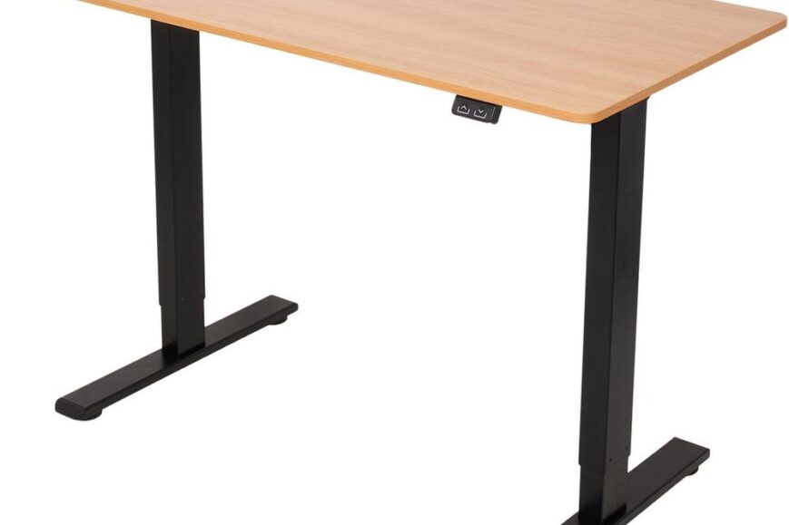 Een modern bureautafel met een licht houten blad en zwarte metalen poten, geschikt voor een stijlvolle thuiskantooropstelling. De tafel heeft een minimale, strakke uitstraling en lijkt functioneel voor verschillende werkbehoeften.