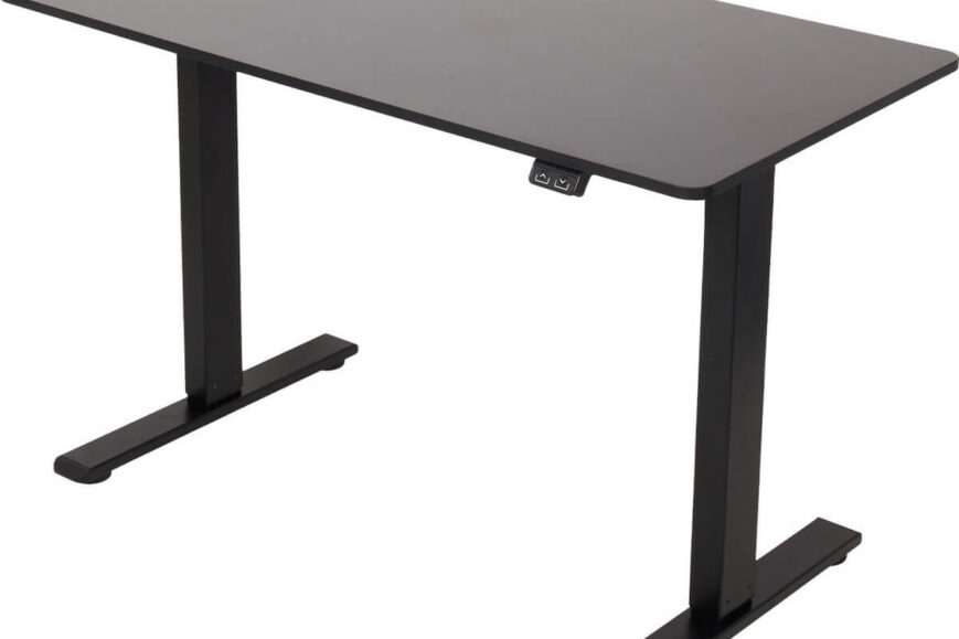 Een modern bureautafel met een zwart houten blad en zwarte metalen poten, geschikt voor een stijlvolle thuiskantooropstelling. De tafel heeft een minimale, strakke uitstraling en lijkt functioneel voor verschillende werkbehoeften.