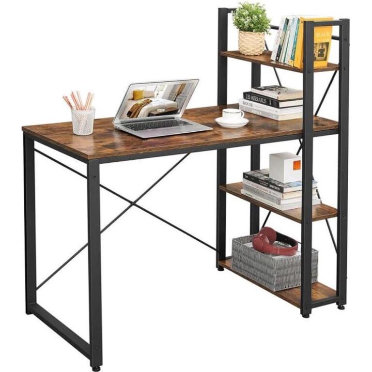 Een moderne computerbureau met een houten oppervlak en zwarte metalen poten, uitgerust met een laptop, een kopje en kantoormateriaal. Het bureau heeft tevens een open schap met boeken, een plantenpot en decoratieve items aan de rechterzijde.
