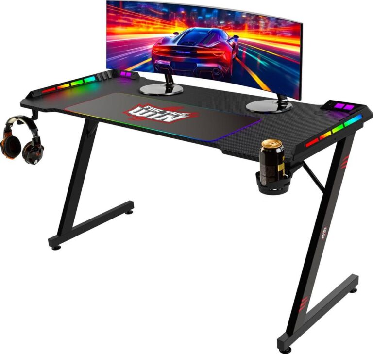 Moderne gamingdesk met een zwart oppervlak, verlichte randen en een groot gebogen computerscherm met een racegame-achtergrond. Aan één kant zijn een headset en een bekerhouder zichtbaar, wat een ergonomische en kleurrijke spelervaring benadrukt.