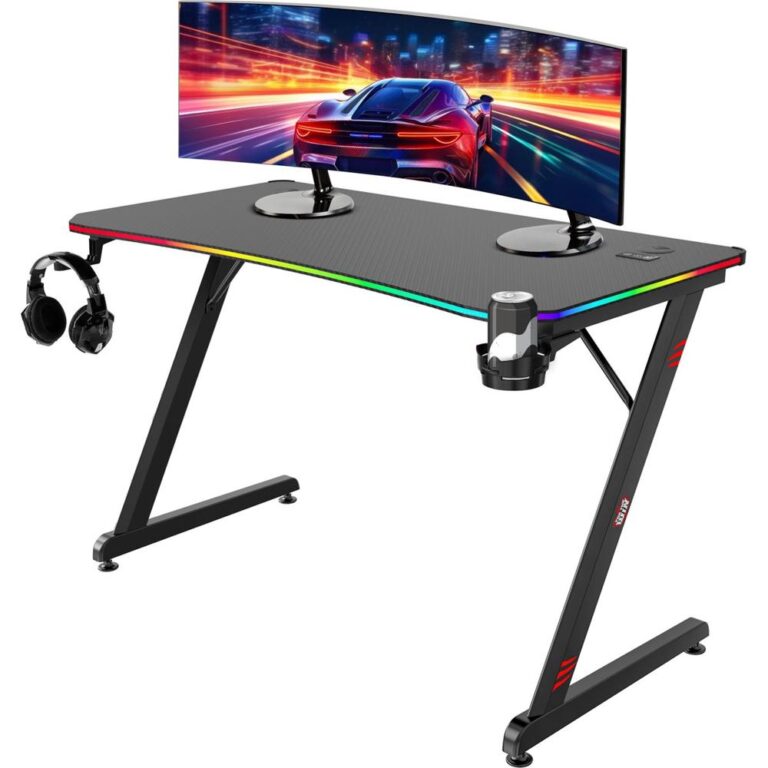 Een moderne gamingtafel met een zwart, gebogen blad en kleurrijke verlichting aan de randen. Op de tafel staan twee monitoren met een racebeeld en er zijn hoofdtelefoons aan de zijkant bevestigd.