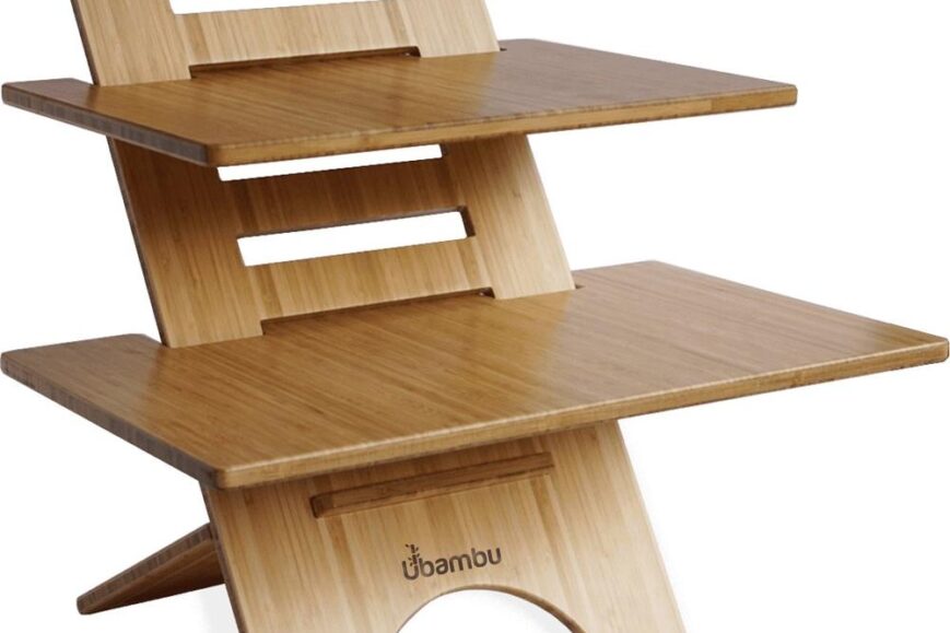Een moderne, houten bureau organizer met een eigentijds ontwerp, gemaakt van bamboe. De organizer heeft twee niveaus en is ideaal voor het organiseren van werkruimte of kantoorbenodigdheden.