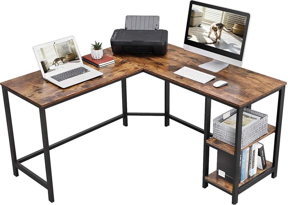 Een U-vormig bureau met een houten bovenblad en zwarte metalen poten, uitgerust met een laptop, een desktopcomputer en een printer. Onder het bureau bevinden zich planken met boeken en een opbergmandje, waardoor het een praktische werkruimte biedt.
