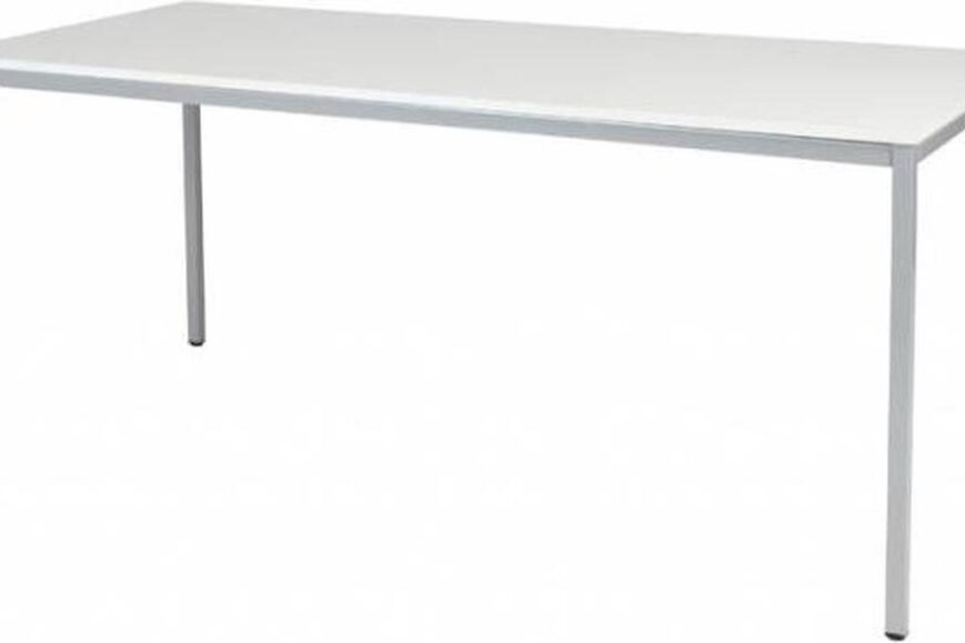 Een eenvoudige, moderne tafel met een witte bovenkant en metalen poten. Deze tafel is geschikt voor diverse ruimtes, zoals keukens en werkplekken.
