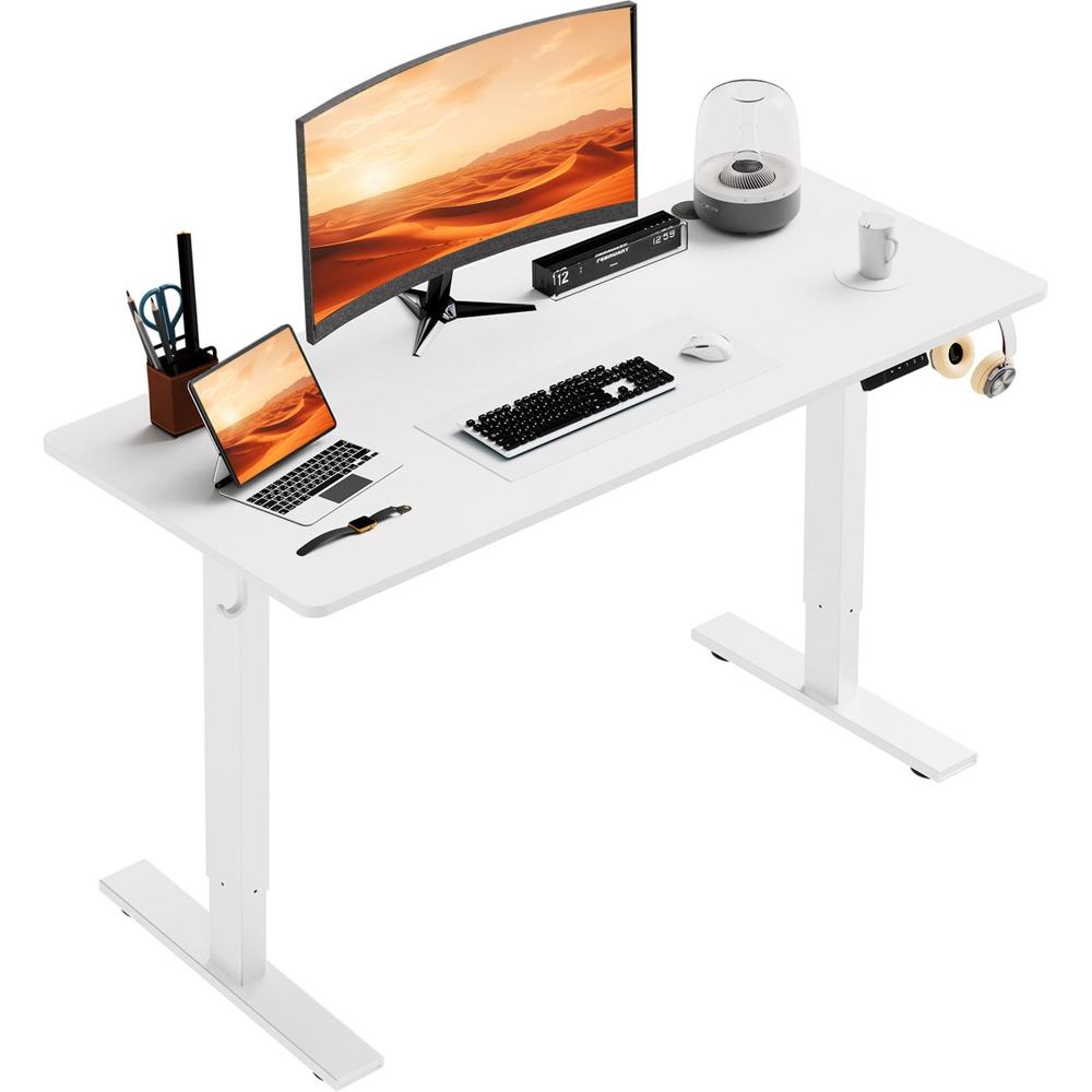 Een modern bureau met een brede, witte tafel waarop een curven monitor, een laptop, een toetsenbord, een muis en enkele kantoorbenodigdheden zijn geplaatst. Op de achtergrond staat een kleine luidspreker, een kopje koffie en een organizers met schrijfgerei.