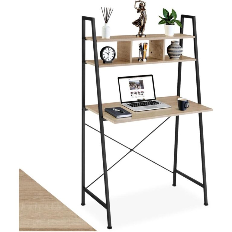 Modern bureau met houten blad en metalen frame, voorzien van een laptop en bureaubenodigdheden. Boven het bureau staan decoratieve items zoals een plant, een klok, en een beeldje.