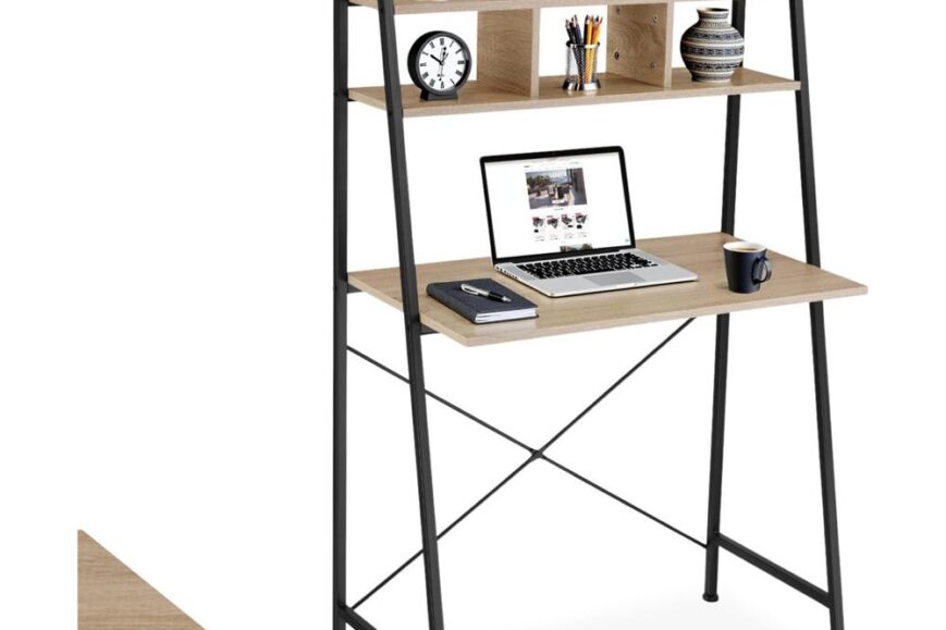 Modern bureau met houten blad en metalen frame, voorzien van een laptop en bureaubenodigdheden. Boven het bureau staan decoratieve items zoals een plant, een klok, en een beeldje.