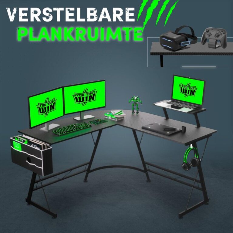 Een modern bureau met verstelbare plankruimte, uitgerust met twee monitoren, een gaming toetsenbord en een groene decoratie. Het bureau bevat ook een laptop, gaming headsets en videogame-accessoires, perfect voor gamers en thuiswerkers.