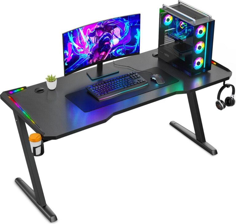Een modern gamingbureau met een ultrawide monitor en een op maat gemaakte gaming-pc met RGB-verlichting. Het bureau is uitgerust met een toetsenbord, muismat en een plantenbakje, en heeft ook een houder voor een kopje en een set gaming-hoofdtelefoons.