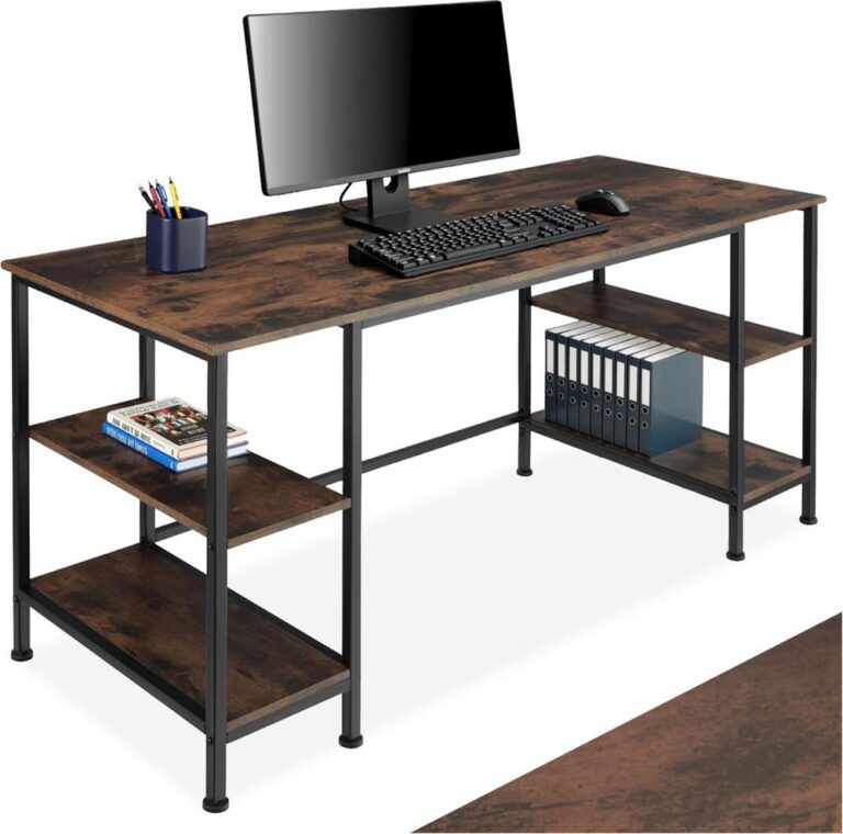 Een moderne bureau-inrichting met een groot houten bureau en een computerscherm. Het bureau heeft metalen poten en biedt verschillende planken voor opslag, met boeken en mappen georganiseerd op de onderste planken.