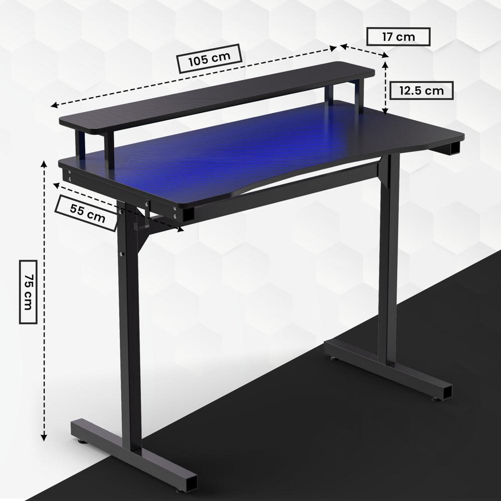 Afbeelding van een moderne computerdesk met een zwarte afwerking en een blauwe LED-verlichting op het bureau. De afmetingen van de desk zijn 105 cm breed, 55 cm diep en 75 cm hoog, met een bovenste plank die 12,5 cm hoog en 17 cm diep is.