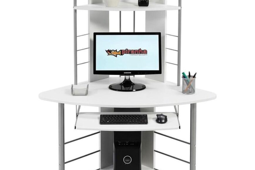 Een moderne computerplek met een wit hoekbureau, uitgerust met een monitor, toetsenbord en muis. Boven zijn er planken met een plantenpot en een telefoon, die ruimte en functionaliteit bieden voor een thuiskantoor.