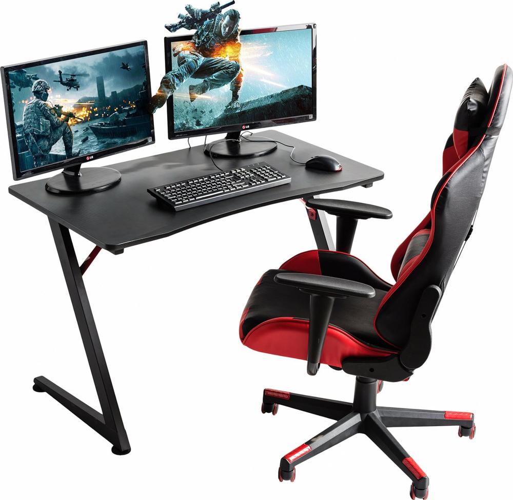 Een moderne gamingopstelling met een zwart bureau, twee monitoren die een actievolle game weergeven, en een ergonomische bureaustoel met een rode en zwarte kleurstelling. Deze afbeelding illustreert een optimale omgeving voor gamers die comfort en prestaties waarderen.