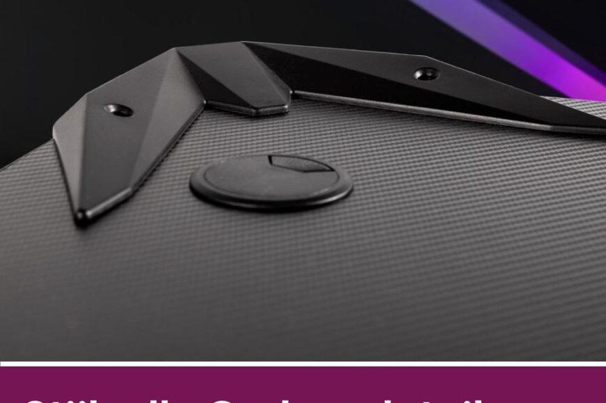 Afbeelding van een gaming accessoire met stijlvol carbon ontwerp, gericht op het verbeteren van de gamer setup. De close-up toont de gedetailleerde textuur en bijbehorende knoppen van het product.