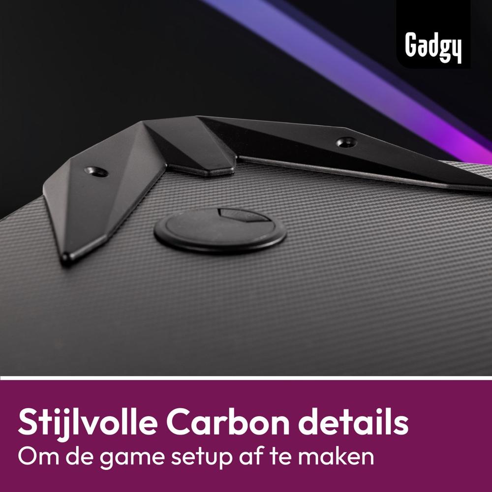 Afbeelding van een gaming accessoire met stijlvol carbon ontwerp, gericht op het verbeteren van de gamer setup. De close-up toont de gedetailleerde textuur en bijbehorende knoppen van het product.