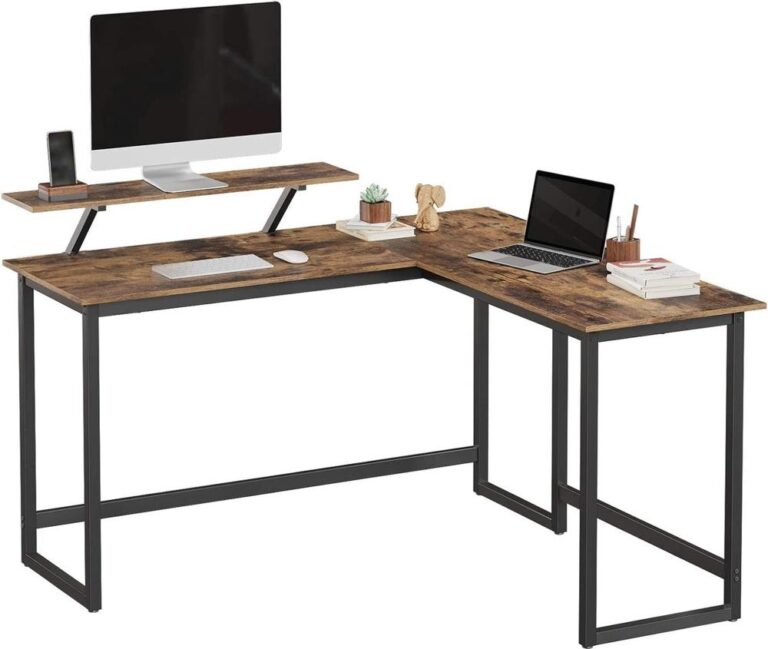 Een hoekbureau met een houten oppervlak en zwarte metalen poten, ingericht met een computer, een laptop, een toetsenbord en kantooraccessoires. Het bureau heeft een verhoging voor een scherm en decoratieve elementen zoals een plant en een houten beeldje.