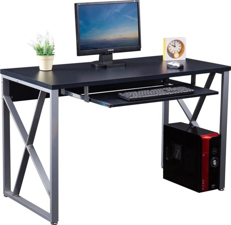 Een modern bureau met een computerbeeldscherm, toetsenbord en een stijlvolle plantenpot. Het bureau heeft een zwart blad, metalende poten en ruimte voor een desktopcomputer aan de zijkant.