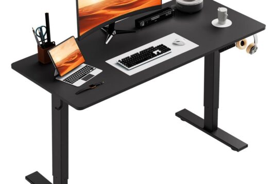 Een modern bureau met een gebogen monitor en een laptop, compleet met een toetsenbord, muis en verschillende bureaubenodigdheden. Het bureau is zwart en heeft een strakke, eigentijdse uitstraling, ideaal voor een thuiswerkplek.