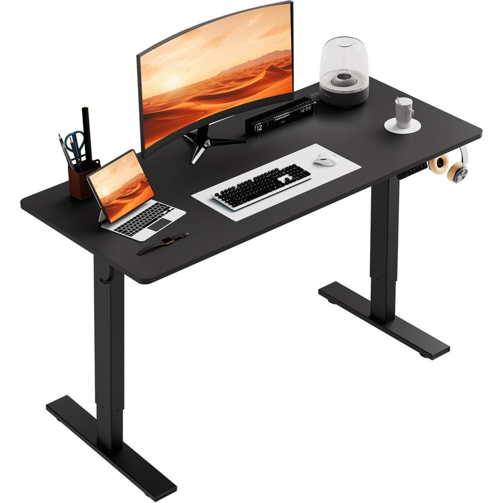 Een modern bureau met een gebogen monitor en een laptop, compleet met een toetsenbord, muis en verschillende bureaubenodigdheden. Het bureau is zwart en heeft een strakke, eigentijdse uitstraling, ideaal voor een thuiswerkplek.