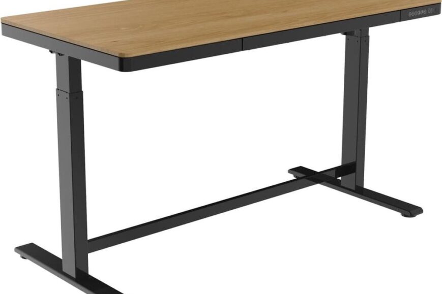 Een modern bureau met een lichtbruine houten blad en een zwart metalen frame. Het bureau is uitgerust met een bedieningspaneel voor hoogteverstelling.