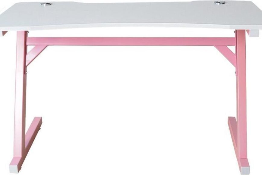 Een moderne bureau met een witte bovenkant en een opvallende roze metalen onderstel. Het ontwerp is geschikt voor een speelse en eigentijdse werkomgeving.