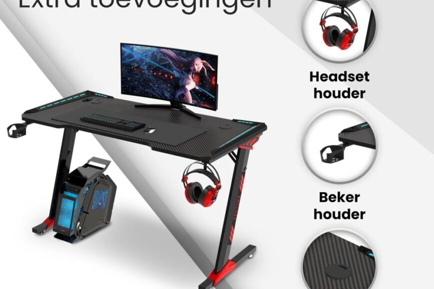 Een moderne gamingtafel met een zwart, carbonlook oppervlak en extra functionaliteiten, zoals een headsethouder, bekerhouder en kabelmanagement. Op de achtergrond staat een computerbeeldscherm met een kleurrijke gamegrafiek weergegeven.