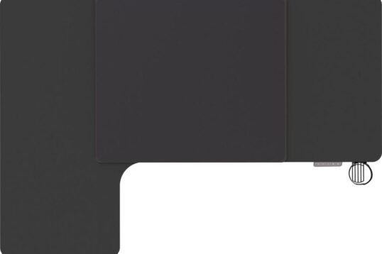 Een moderne, L-vormige bureau met een matte zwarte afwerking en een kleiner, rechthoekig aanhangsel aan de linkerkant. Het bureau is ontworpen voor multifunctioneel gebruik, ideaal voor thuiswerken of studeren.