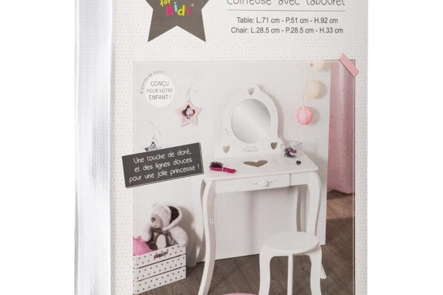 Afbeelding van een schattige kinderkapper met een wit bureau en bijbehorende kruk, ontworpen voor jonge kinderen. Het bureau heeft een ronde spiegel en is versierd met zachte kleuren en accessoires, perfect voor fantasierijk spel.