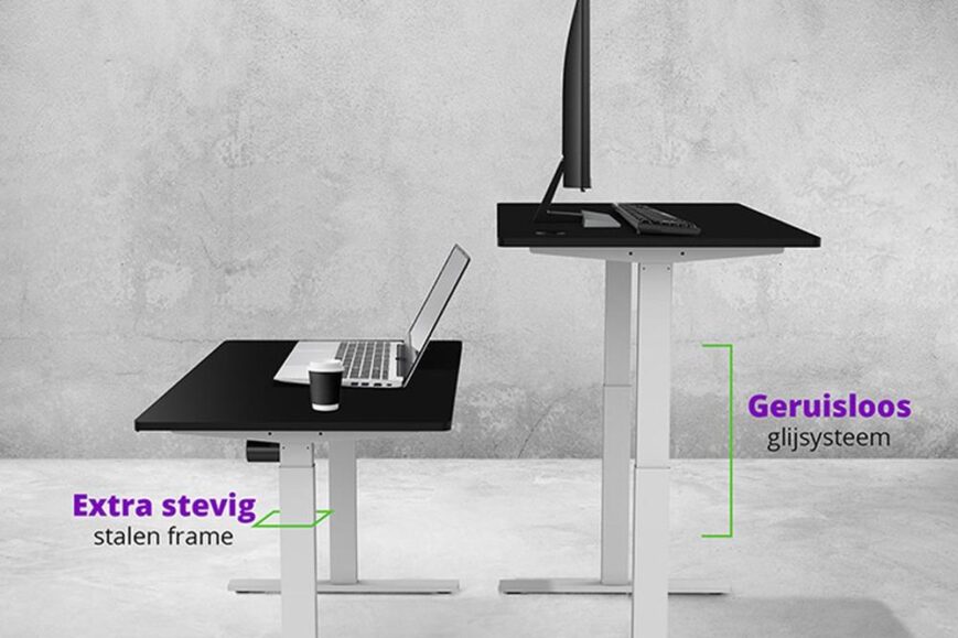 Afbeelding van twee verstelbare bureaus, waarbij het linker bureau is uitgerust met een laptop en een kopje, terwijl het rechter bureau een monitor en toetsenbord heeft. De afbeelding benadrukt de uitstekende stabiliteit en sterke constructie van de bureaus, met tekst die kenmerken zoals een geruisloos glijsysteem en extra stevige stalen frames benoemt.