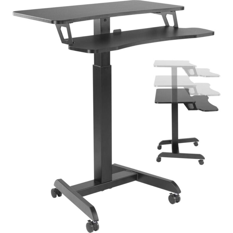 Een verstelbare laptopstandaard met een zwarte afwerking en wielen voor mobiel gebruik. De standaard heeft een hoofdplaat en een tweede plank voor extra ondersteuning, ideaal voor thuiswerk of studie.