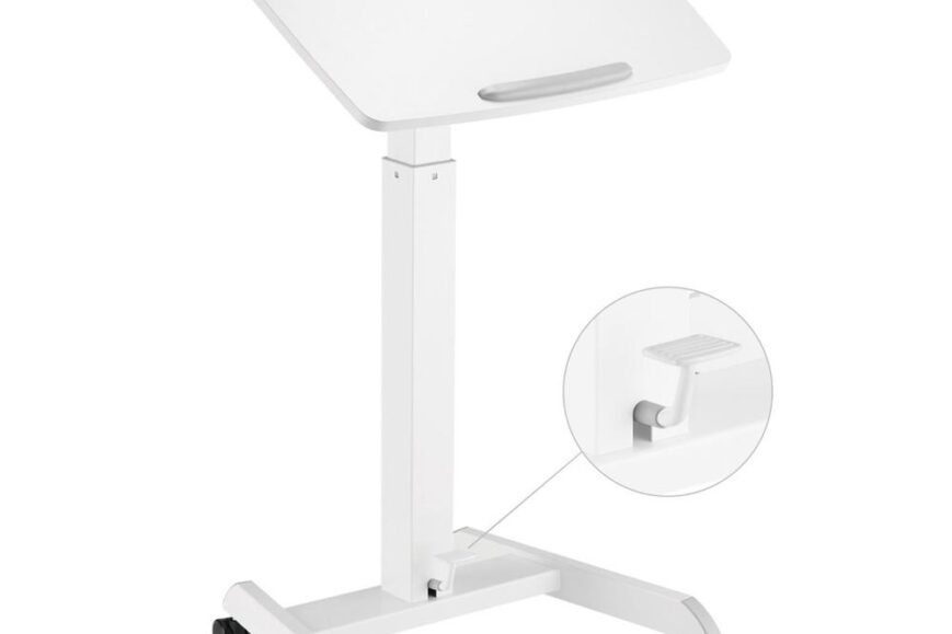 Een witte, verstelbare schrijftafel met een schuin blad en wielen voor mobiliteit. De tafel heeft een handvat voor eenvoudige aanpassing en een solide basis voor stabiliteit.