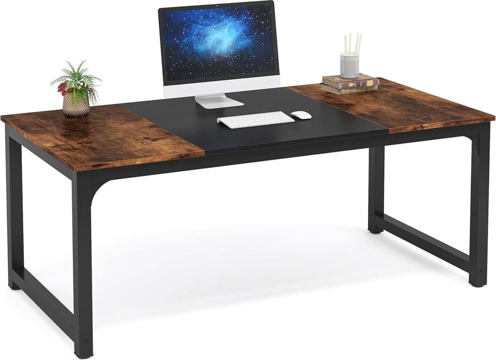 Een modern bureau met een combinatie van een houten en zwart tafelblad, uitgerust met een computer monitor, toetsenbord en muis. Aan de zijkant staat een plant en een paar boeken, wat een stijlvolle werkomgeving creëert.
