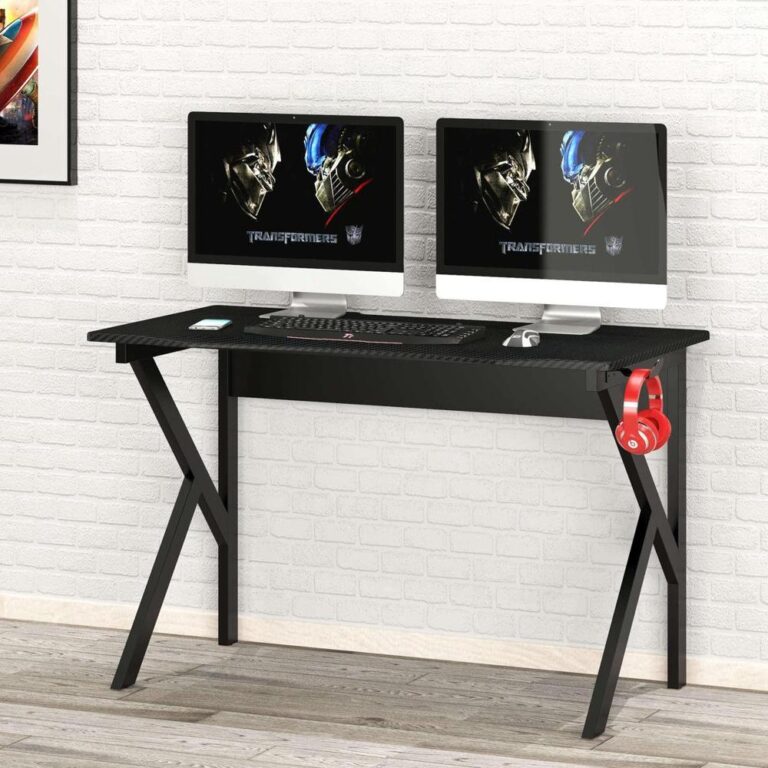 Een modern bureau met twee computers, beide met afbeeldingen van Transformers-robots op het scherm. Het bureau is zwart met een eenvoudig ontwerp en heeft een gamingtoetsenbord en een set rode hoofdtelefoons aan de zijkant.
