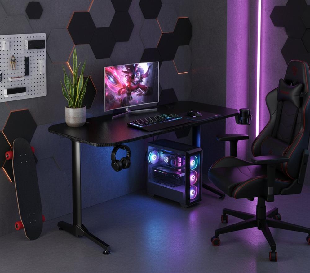 Een modern gamingbureau met een computerscherm, toetsenbord en muis, verlicht door kleurrijke LED-lampen. Naast het bureau staat een comfortabele gamingstoel en een skateboard, met een wanddecoratie van hexagonale panelen op de achtergrond.