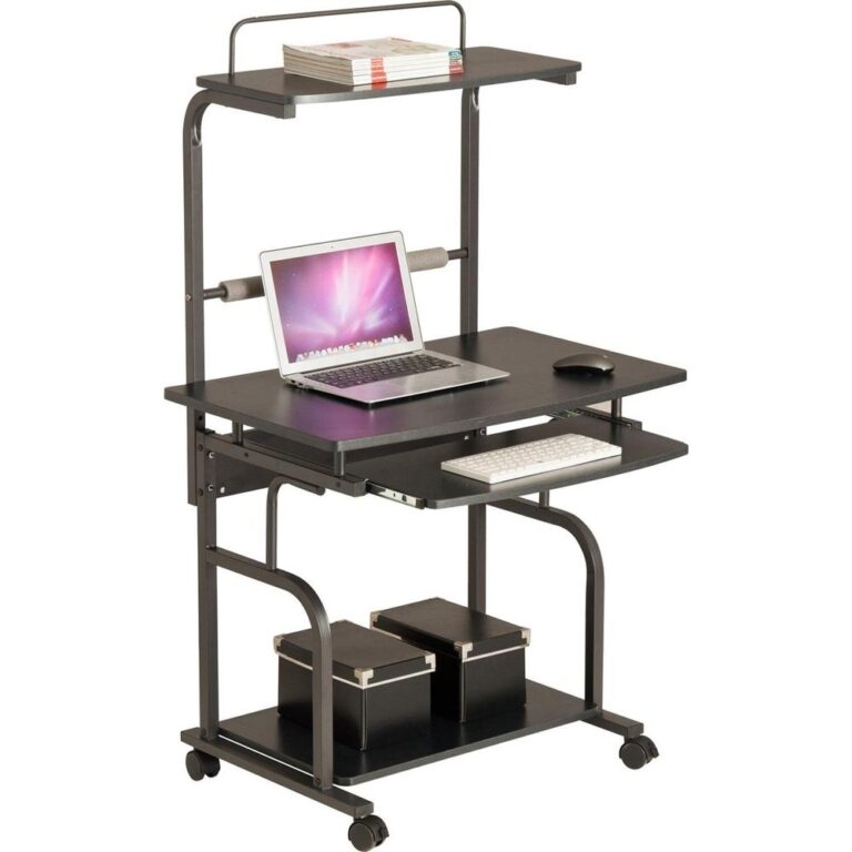 Een modern, zwart bureau met een laptop, toetsenbord en muis op het bureaublad. Boven het bureau bevindt zich een extra plank met tijdschriften, en onder het bureau staan twee zwarte opbergdozen.