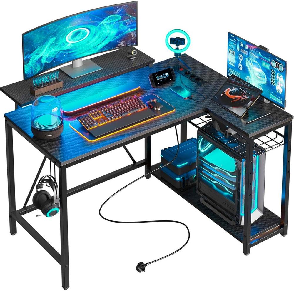 Moderne Gamingdesk Curved Monitor Verlicht Toetsenbord Accessoires Futuristische Uitstraling