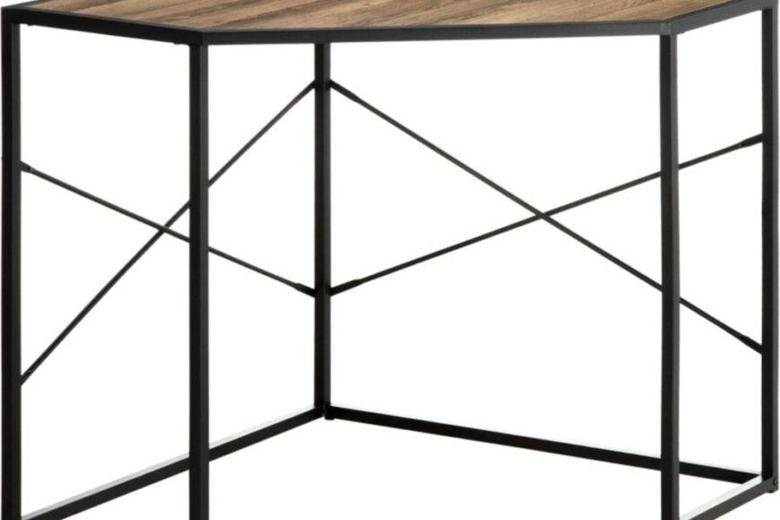 Een moderne hoektafel met een houten bovenblad en een zwart metalen frame. De tafel heeft een strakke, industriële uitstraling en is ontworpen om handig in de hoeken van een kamer te passen.