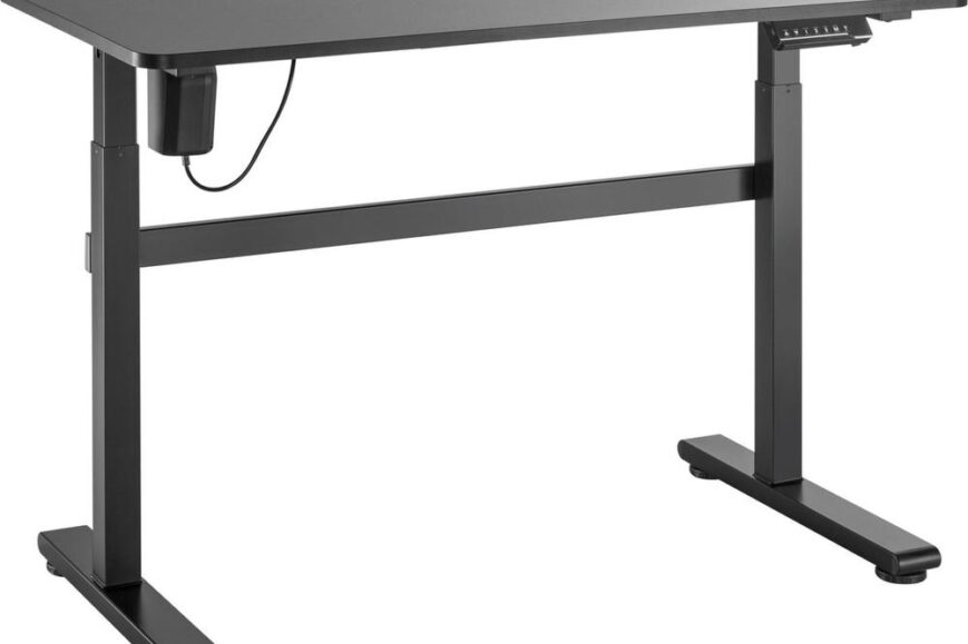 Een moderne, verstelbare bureau met een zwart metalen frame en een rechthoekig blad. De tafel is uitgerust met een bedieningselement voor hoogte-instelling aan de zijkant, ideaal voor een ergonomische werkruimte.