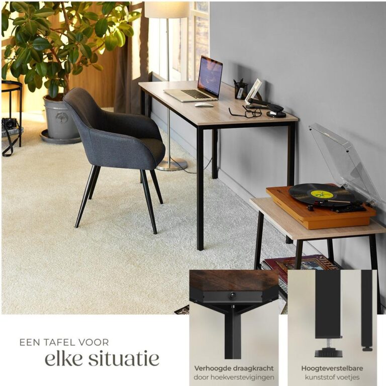 Een moderne werkplek met een houten bureau en een comfortabele grijze stoel, verlicht door natuurlijk licht dat door een raam valt. Aan de rechterkant staat een bijzettafel met een platenspeler en een paar vinylplaten, wat een gezellige sfeer toevoegt aan de ruimte.