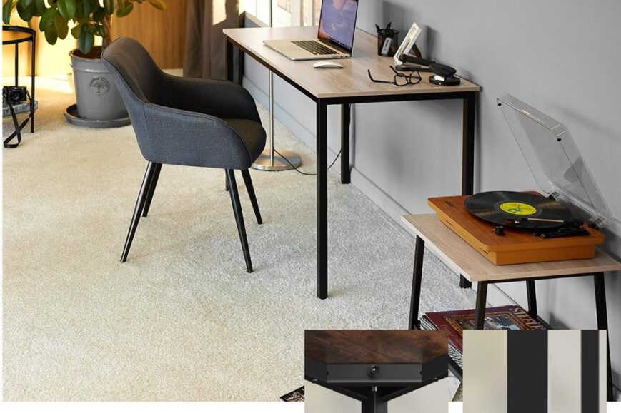 Een moderne werkplek met een houten bureau en een comfortabele grijze stoel, verlicht door natuurlijk licht dat door een raam valt. Aan de rechterkant staat een bijzettafel met een platenspeler en een paar vinylplaten, wat een gezellige sfeer toevoegt aan de ruimte.