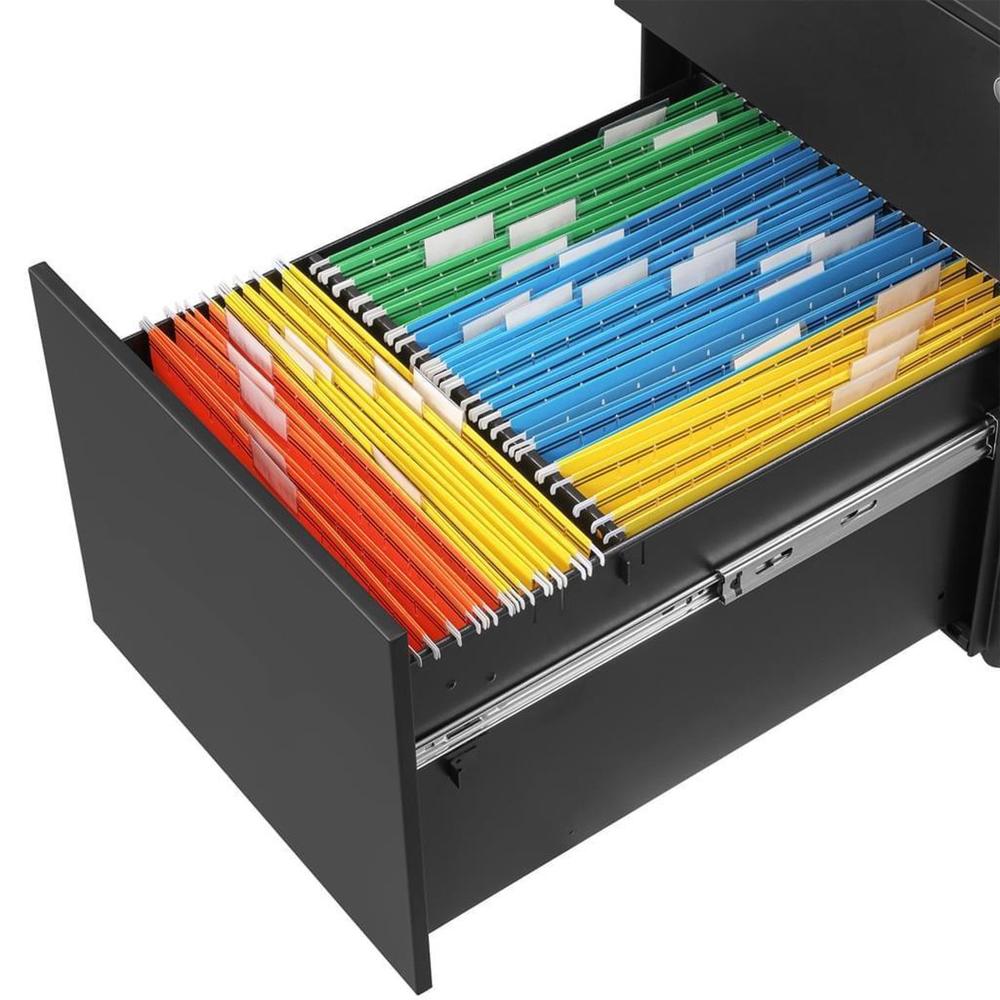 Een open lade van een archiefkast met kleurrijke hangbestanden van verschillende kleuren, zoals geel, groen, blauw, en oranje. De bestanden zijn goed georganiseerd en zichtbaar, wat een overzichtelijke presentatie van documenten suggereert.