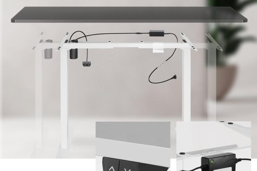 Afbeelding van een verstelbare bureau-opbouw met een zwart tafelblad en een wit frame. Onder het blad zijn de bedieningsknoppen voor hoogteaanpassing zichtbaar, naast een voedingshouder voor kabelbeheer.