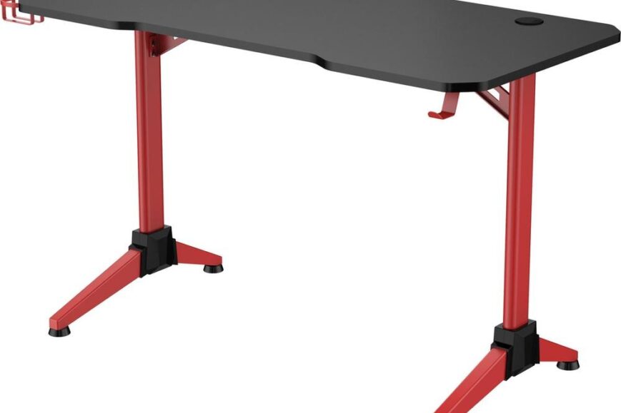 Zwarte bureau met een modern ontwerp en een rode metalen basis, voorzien van een handvat aan de zijkant. Geschikt voor gaming of als werkplek, met een kabeldoorvoer in het midden van het tafelblad.