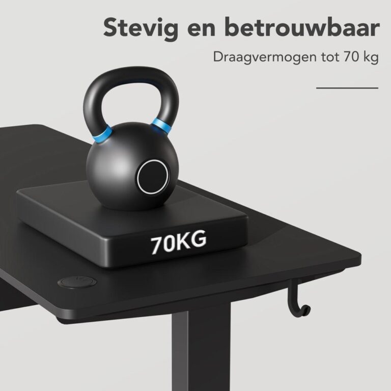 Een zwarte kettlebell met een blauw accent staat op een zwart platform met de tekst "70KG". De afbeelding benadrukt de stevigheid en het hoge draagvermogen van de kettlebell, ideaal voor krachttraining.